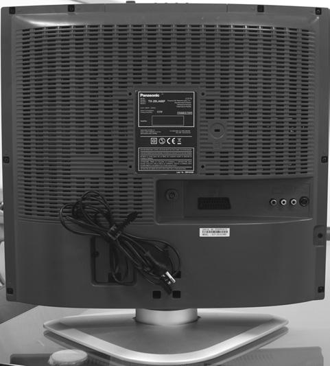2 Csatlakoztassa a tévékészülék elektromos hálózati csatlakozóját a fali aljzathoz. yomja meg a kapcsolót a TV készüléken, hogy bekapcsolja a készüléket.