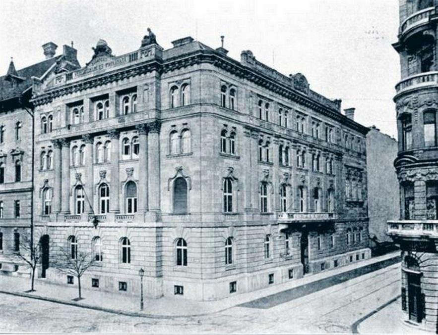 XLIV. (a nemzetiségi egyenjogúságról szóló) tc. nyomán. Maga a kamarákról szóló törvény semmilyen módon nem rendelkezett a kamarák nyelvéről, azt a helyi intézményekre bízza.