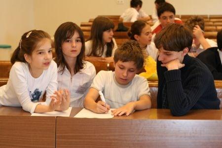 A különböző iskolákból érkező diákok nemcsak magán a versenyen vannak együtt, hanem a kollégiumban, a