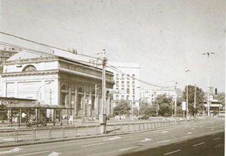 kép (1900 körül) Kép sorszáma Az ipari forradalom vívmányai 1. Lóvontatású vasút 2. kép (2000 körül) Az ipari forradalom mely szakaszára jellemző ez a találmány? első a) b) c) d) 4.