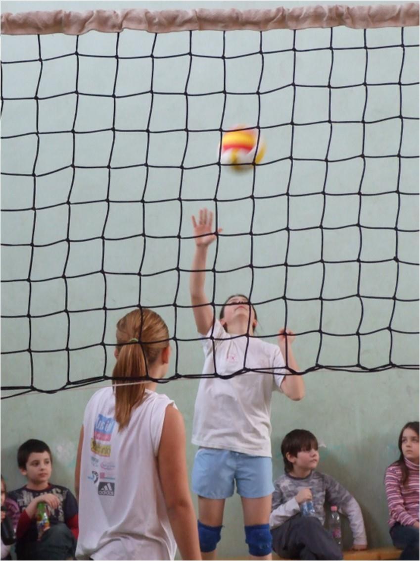 LEÁNY RÖPLABDA SZAKOSZTÁLY 25 A korábbi évek eredményes női utánpótlás-nevelése és versenyeztetése következtében megnőtt a Sportiskola női szakágában röplabdázók száma, folyamatosan nő az érdeklődés