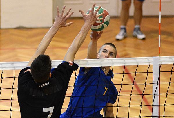 FIÚ RÖPLABDA SZAKOSZTÁLY 27 Az elmúlt bajnokságban is fő feladatunk volt a Szolnoki Főiskola Röplabda Klub és Sportiskola felnőtt röpla b- da szakosztályának utánpótlás nevelése, az országos