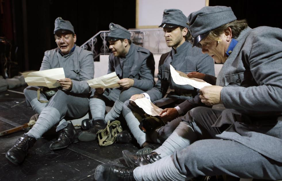 LÁSZLÓ Zenél: Kaboldy András és Szalai Péter Koreográfus: Frank Róbert Zenei vezetõ: Fekete Mária Rendezõasszisztens: