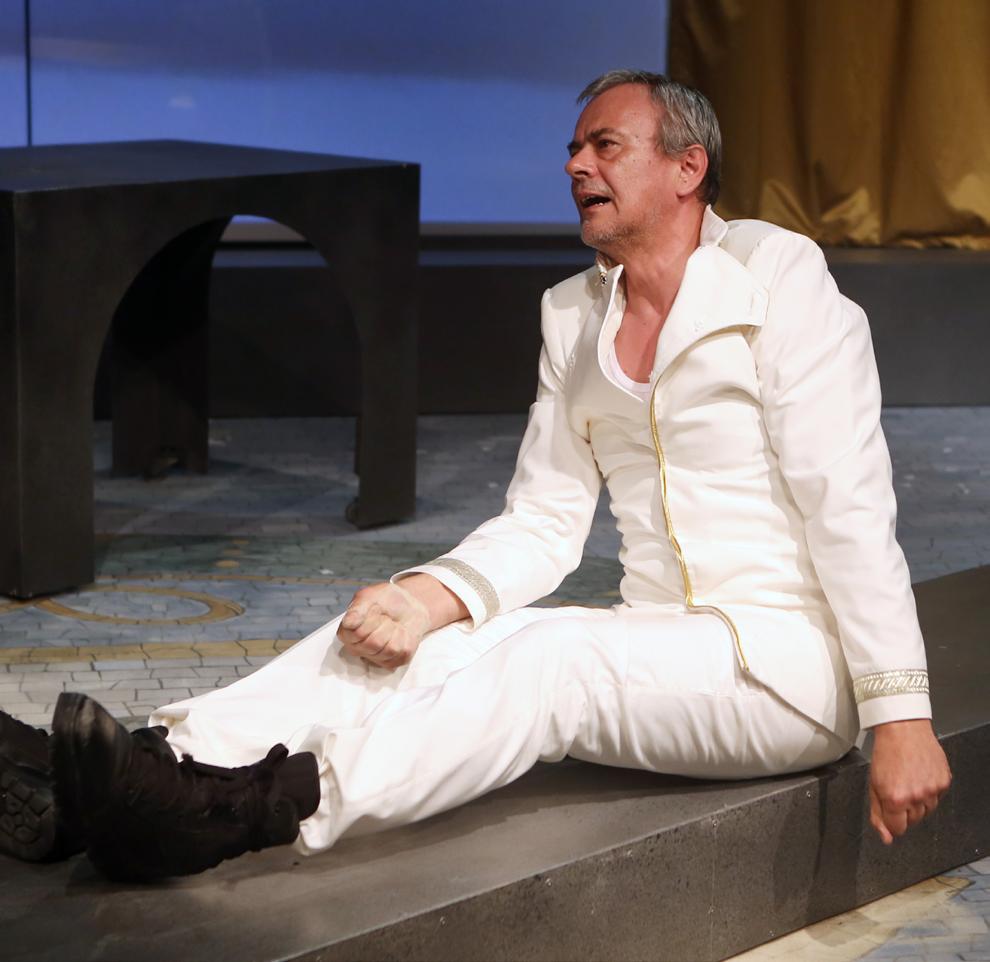 William Shakespeare TITUS ANDRONICUS tragédia Fordította: TANDORI DEZSÕ Rendezõ: KÉRI KITTY Bemutató: 2014. október 11. 19 óra William Shakespeare születésének 450.