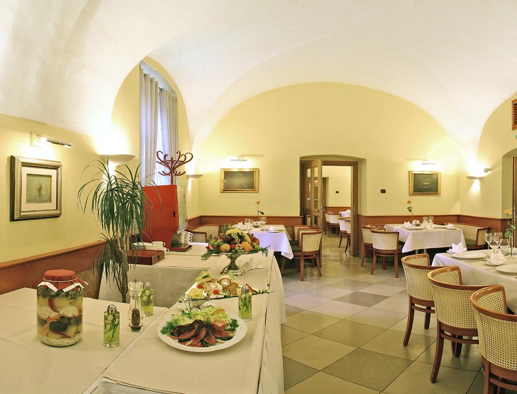 Gizella Hotel*** A Gizella Hotel és Étterem Veszprém szívében, mégis távol a város zajától, a vár tövében található.