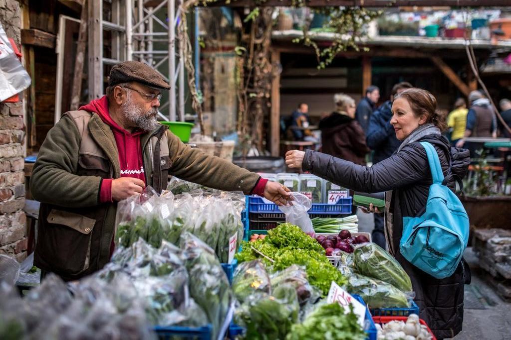 Szimplakerti Háztáji Piac A Szimplakerti Háztáji Piac a Szimpla Kert területén működik minden vasárnap, immár négy éve.