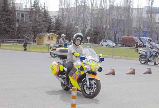A kísérleti évtől az autópálya- mérnökségekig 21 Takács Zoltán főigazgató a gyakorlat helyszínén, a mentőmotoron A napjainkban ismert szezonnyitó vezetéstechnikai képzések a 2006.