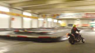 Így az esetleges járműsérülések A mentőmotor egyenruhára felvarrható logója esetén már nem a futó motorok és robogók sérülnek.