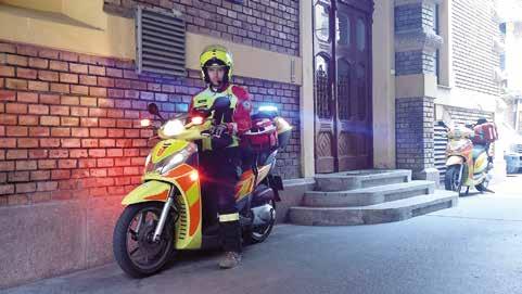 17 Mentési bemutató a Yamaha Aerox R robogók átvételekor Yamaha Aerox R a Központi Mentőállomáson 2013-tól már csak a jóval nagyobb teljesítményű, Honda SH 300 (279 cm3)