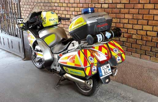 A mentőmotor egészségügyi felszerelése Felső doboz Felső doboz mögött Lifepak 12 Quik-Combo összeállítva Oxigén palack (zöld jelzésben) Igel (4) Bougie-k HME-bact.