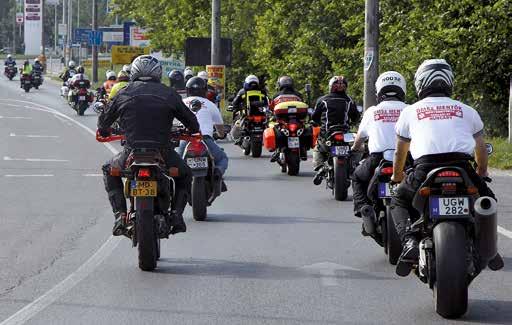 Pécstől zwolleig mentőmotoros konferenciák 91 Pillanatkép a pécsi felvonulásról és bevetésre készen a
