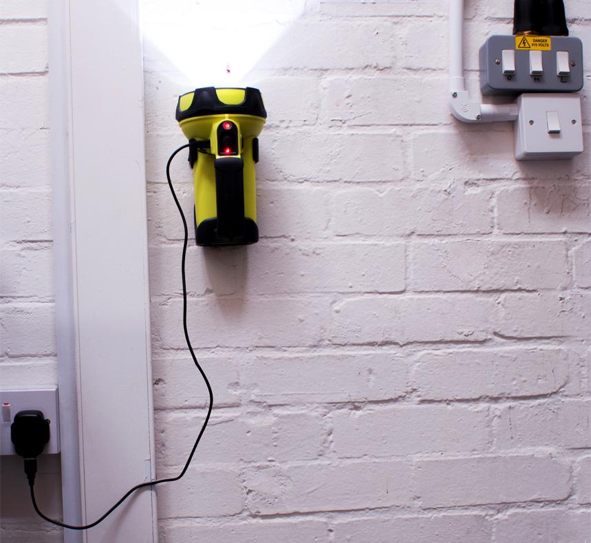 25V; 1000mA) A csomagban: USB kábel töltéshez, USB szivargyújtó töltő, vállszíj, fali konzol 1 darab USB kimenet töltéshez Fali