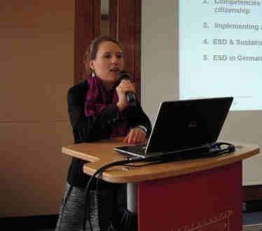 innovatív, mert integráltan kezeli integrációt és fenntarthatóságot. Ezután Ms. Christiane Spies (Landesakademie für Fortbildung an Schulen- Germany), Dr.