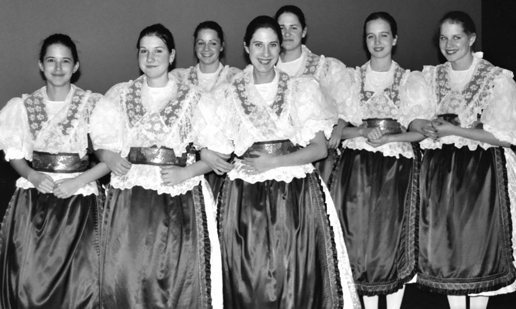 Regös leányok balról jobbra: Mészáros Kinga, Némethy