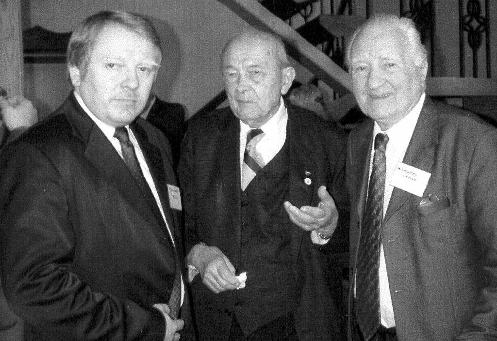 Olyan országot akarunk, ahol a polgárok felelősséget éreznek hazájuk sorsáért, és élnek is állampolgári jogaikkal, ahol büszkék lehetünk politikusaink előéletére, ahol olyan kormány van, amely a múlt