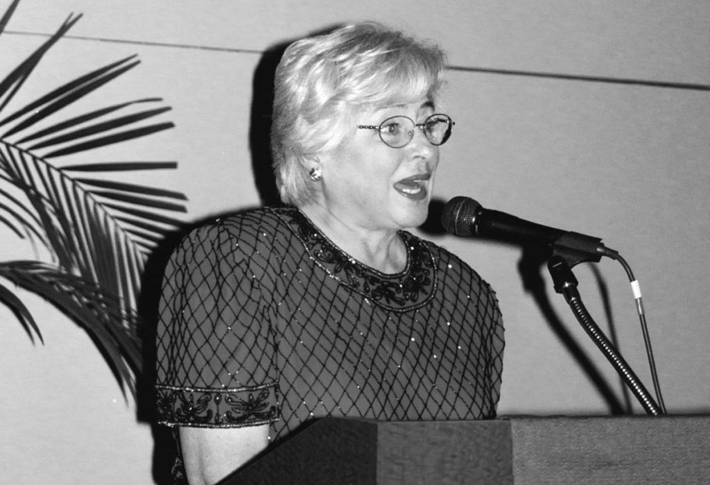V. IRODALMI ÉS MŰVÉSZEST A XLII. Magyar Kongresszus irodalmi és művészestje 2002. november 29.-én, pénteken este vette kezdetét. A hatalmas termet zsúfolásig megtöltötte a hálás közönség.