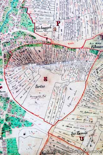 Anna templomra, a Zsinagógára lehet látni, közel a településközpont, ráadásul az Élményközpont épülete mögött, a dűlő tetején, a fák árnyékában egy kis házi színpadot is kialakítottak.