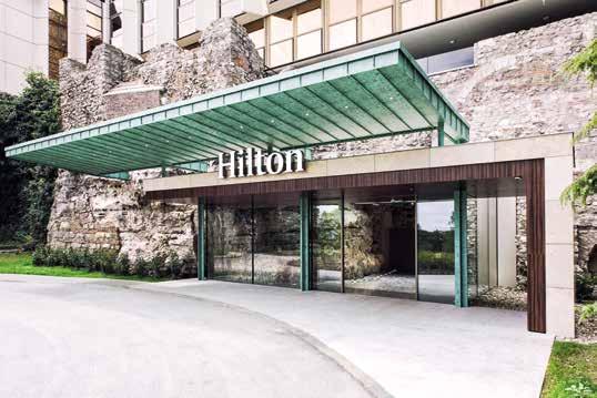 Építész KRISTY UNGER Fotó FILEP KRISZTINA A megújult recepció terében egyszerre van jelen a helyi hagyomány (terméskő-borítású falak) és a high-end (pld. padlóburkolat, mennyezeti világítótest).