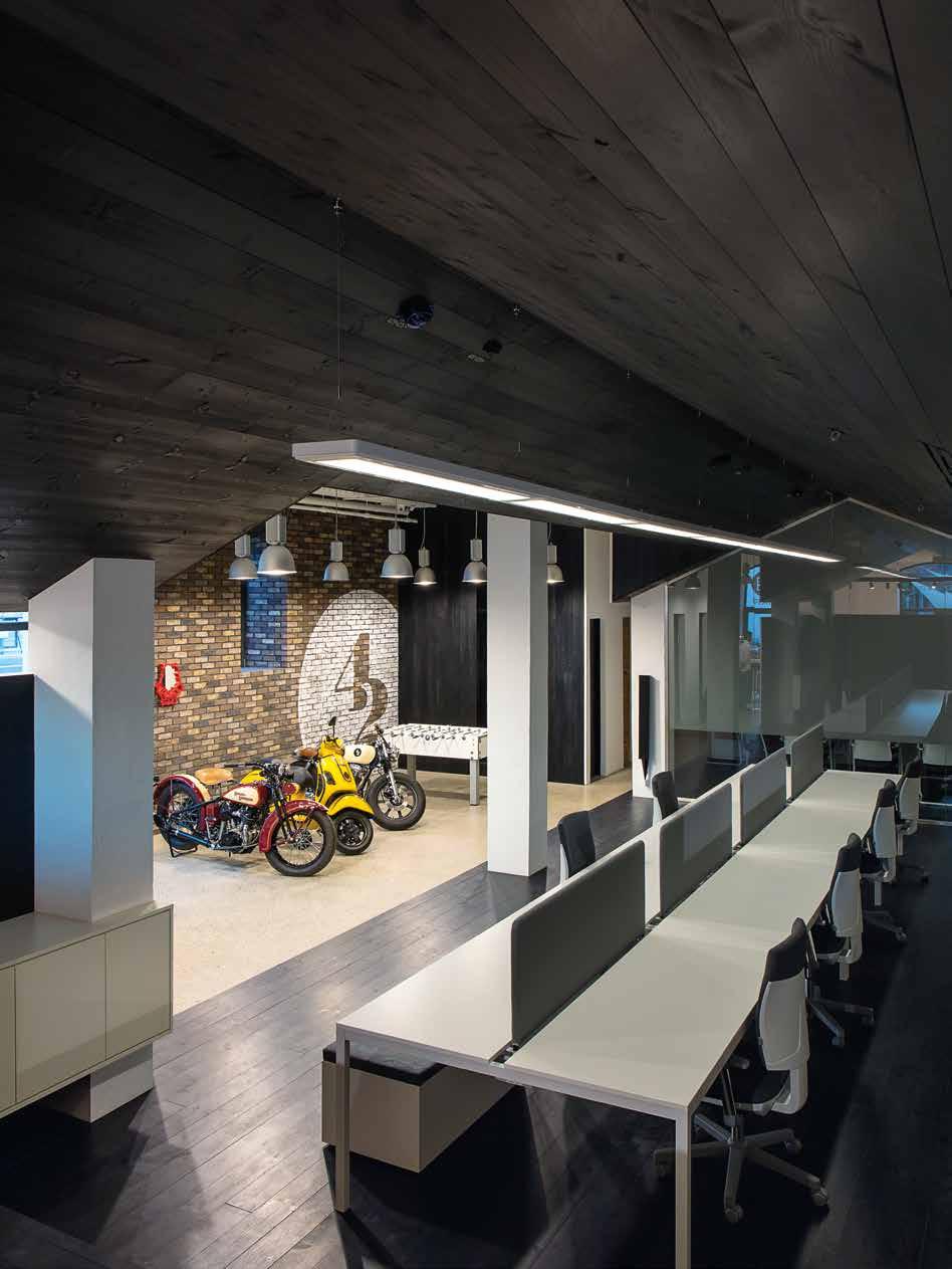 HYGGE NEKÜNK BANG & OLUFSEN SHOWROOM ÉS KÖZÖSSÉGI IRODA Szöveg Belsőépítészet MEZŐ VIOLA BERECZ TAMÁS Fotó BUJNOVSZKY TAMÁS A bemutatóterem pillanatok alatt nőtte ki magát a város egyik