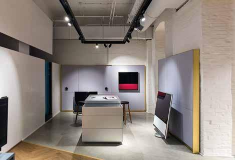 A Bálna adottságaiból eredő csupasz, loft helységen végül egy újhullámos kávézó, egy co-working iroda és két bemutatóterem osztozik.
