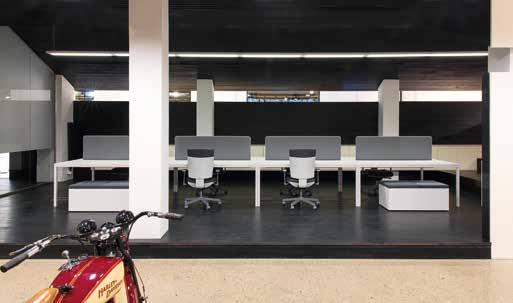 Ezzel szemben a Bang & Olufsen showroomja sokkal kifinomultabb. A márka által diktált arculati elemek a skandináv design legszebb példái.