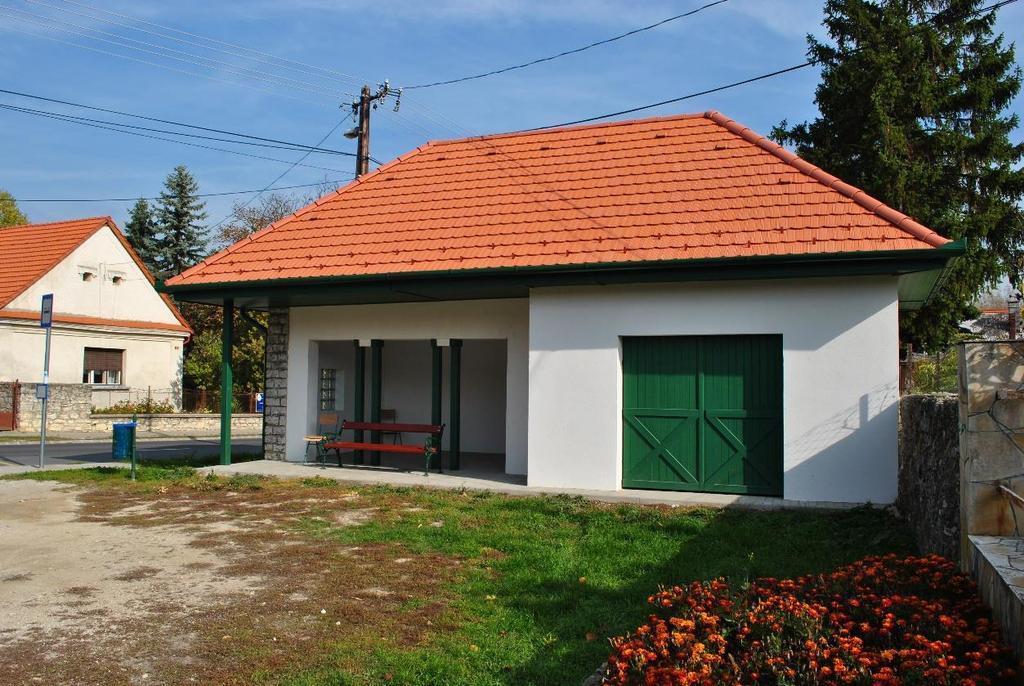 egyéb építmények buszmegálló kialakítása, anyaghasználata szerencsés, jó példaként szolgál az egész település területére.