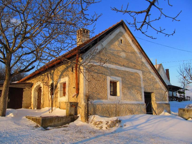 Oromfalán, a padlásbejárat felett írott szöveg és 1867-es évszám látszik.