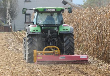 szíjfeszítés AGRI típusú csapágyakkal szerelt támasztóhenger Mechanikus oldalirányú elmozdítás (alapfelszerelés); hidraulikus oldalirányú elmozdítás (opció) Úszó pozíció KOMMUNÁLIS +++ MEZŐGAZDASÁG