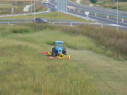 elvégzésére alkalmas. A szárzúzó kitűnően felhasználható fű, kukoricaszár, szőlő és gyümölcs ültetvényekben keletkező szármaradványok aprítására.
