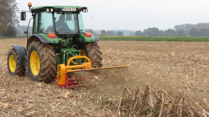 UNI szárzúzó 0-0 KM * cm Szabadonfutó tengelykapcsolóval szerelt robosztus reduktor Duplaspirálos zúzótengely (akár %-os energia-megtakarítás) Állítható hátsó szerviz ajtó (karbantartás céljából) I.