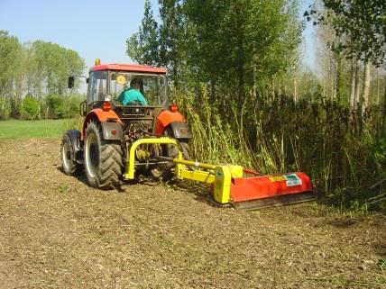 A paralelogramma függesztő szerkezet és a hidraulikus munkahenger segítségével a munkagép a traktor nyomvonalán kívülre is kitolható. Munkaeszköznek a kalapács-kések alkalmazása javasolt.