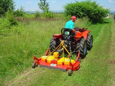 Vágóeszközként három egyenes kés szolgál, amelyek meghajtása relatív kis traktor-teljesítmény igényel.