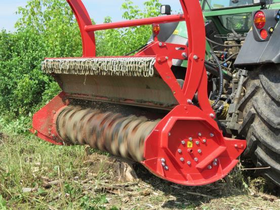 Az ily módon rögzített vágóelemek túlterhelés esetén befordulnak a rotor felé, ezáltal megelőzve a szerkezet sérülését.