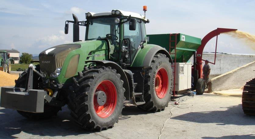 Hajtása 0-től 0 kw teljesítményű elektromotorral, illetve a traktor kardántengelyével történik, ez esetben egy korszerűen
