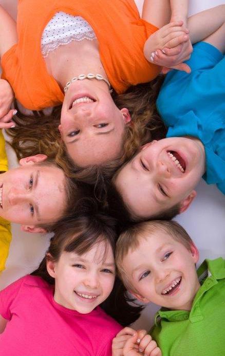 HOGYAN CSATLAKOZHAT? A KIDSOASIS VÉDJEGY MEGSZERZÉSÉHEZ, AZ EGYÜTTMŰKÖDÉSBE VALÓ BEKERÜ LÉSHEZ TÖBBLÉPCSŐS MINŐSÉGI ELEMZÉSEN KELL ÁTESNIE A JELENTKEZŐ SZÁLLÁS HELYEKNEK. MINŐSÍTÉS FOLYAMATA 1.