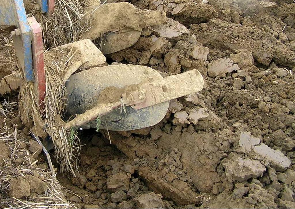 Az ekenád támaszkodik a barázda falára és felveszi az ekére ható