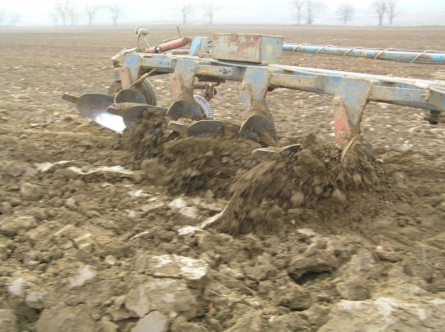 Az eke beállítása Kereszt és hosszirányú (orron, sarkon járás elkerülése) vízszintezés ( a 3 pont függesztés függesztőkarjaival és csavarorsókkal Fogásszélesség beállítása (kézzel vagy hidraulikusan)