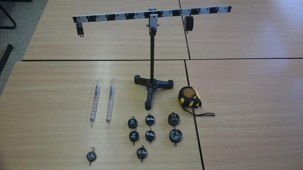 4.Pontszerű és merev test egyensúlya Feladat: A karos mérlegen erőmérővel, illetve súlyokkal létesítsen egyensúlyt!