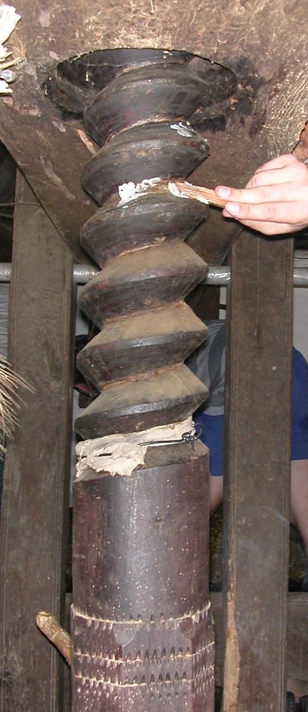 vadkörtefából készült orsóból (rokka), a rajta keresztülszúrt hajtórúdból (préshajtó fa), valamint a lefelé szélesedő, kb. 50 cm átmérőjű, 70 cm magasságú préstuskóból áll.