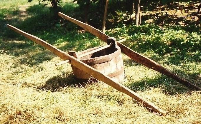 borházakhoz szállítás után a hordó fenékablakát kiütve, egy hosszú nyelű fa vonóval húzták ki a szőlőzúzalékot a hordóból, majd darálták és préselték.