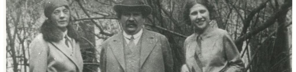 Az ismeretlen fotós által készült pillanatkép leírása a következő: Móriczné Simonyi Mária, Móricz Zsigmond és Móricz Virág Nyugat-estre utazva, Miskolc, 1932. Fekete-fehér eredeti pozitív.