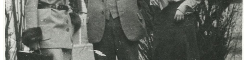 104 A felvétel valószínűleg a leányfalui kertben készült, és az ábrázolt személyek korát, öltözködését, arckifejezését tekintve a leírás első része akár meg is felelhet a valóságnak.
