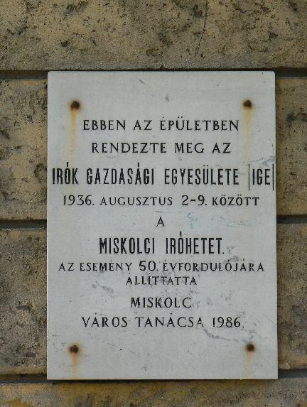 24 egyenetlenül szerkesztett bemutatkozása igyekszik pótolni az irodalmi rendezvényeket, úgy, hogy közben folyton a fővárosi irodalom színvonalához próbálja mérni, hasonlítani önmagát. 122 Az 1936.