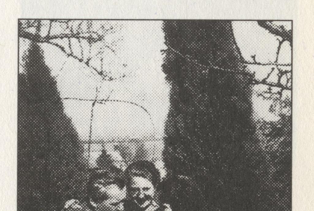 40 24. Móricz Zsigmond Holics Janka rokonaival Hejőcsabán egy kiránduláson, 1938 tavaszán. ERŐS 1995.