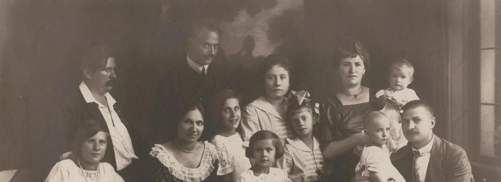 41 25. A Holics és a Móricz család 1920 körül.
