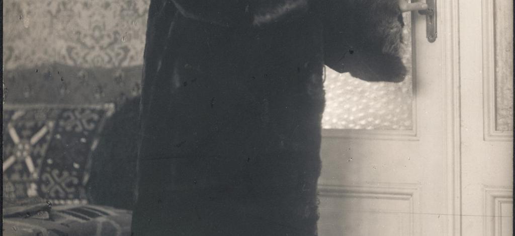 30-án megírja utolsó búcsúlevelét, majd végez magával.