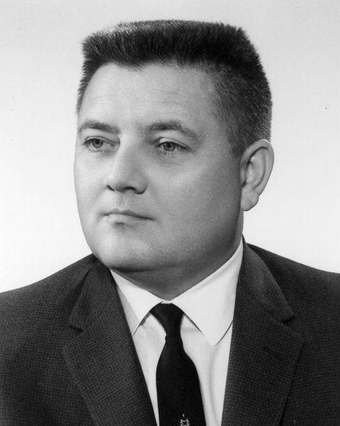 10. fejezet A Jaynes Cummings Paul-modell 10.1. Bevezetés Az atomok és a mező kölcsönhatásának elvileg legegyszerűbb modellje a következő.