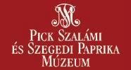 lendületes pártázatú oldalszárnyak között enyhén hullámzó, világoskék pirogránit oromzat koronázza az utcafrontot, amelynek finom díszei a fehér porcelánborítású zárt illetve a szépen formált,