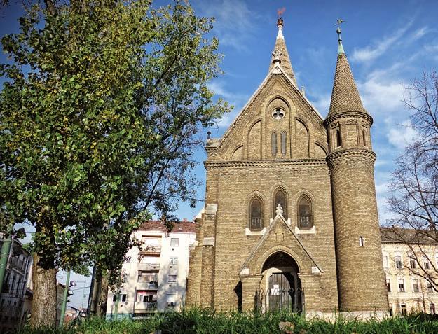 homlokzatot a juhászok subáját idéző kerámiadíszítéssel látták el, a ház belső közös tereit szecessziós falfestményekkel dekorálták.