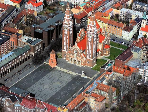 századból való, míg kora gótikus emeletei a 13. század második felében épülhettek.